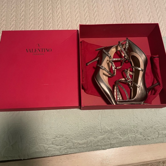 NIB Valentino Heels - Picture 1 of 12
